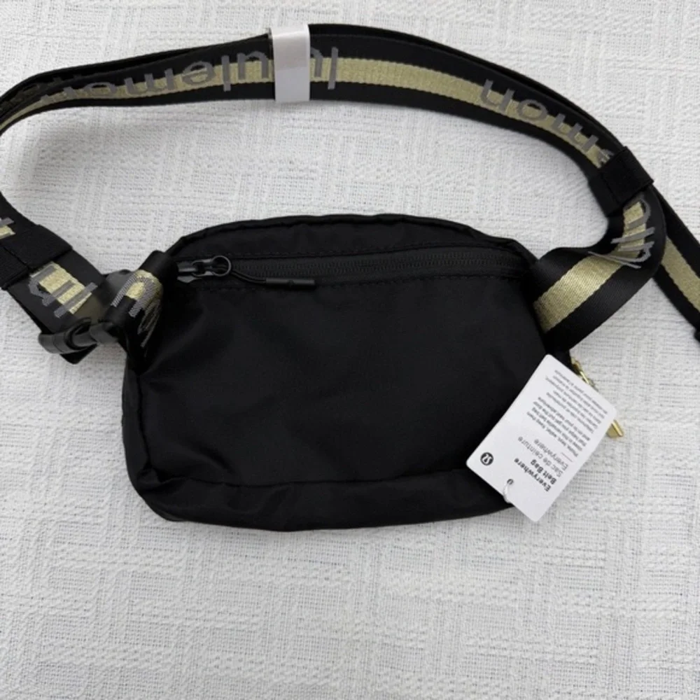 💼Lululemon Everywhere Crossbody Belt Bag Wordmark Black/Gold
